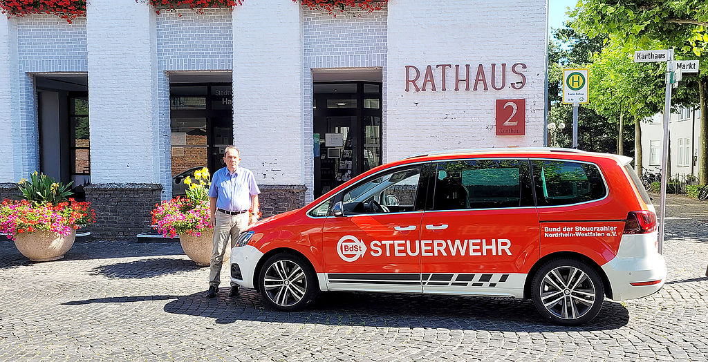 Der stellvertretende Vorsitzende des Bdst NRW, Eberhard Kanski, auf Steuerwehr-Tour in Xanten.