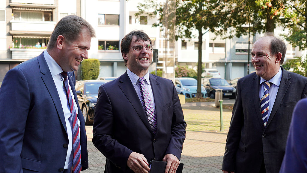 BdSt-Vorsitzender Rik Steunheuer (l.) und sein Vize Eberhard Kanski (r.) begrüßten den Ehrengast, den nordrhein-westfälischen Finanzminister Dr. Marcus Optendrenk.