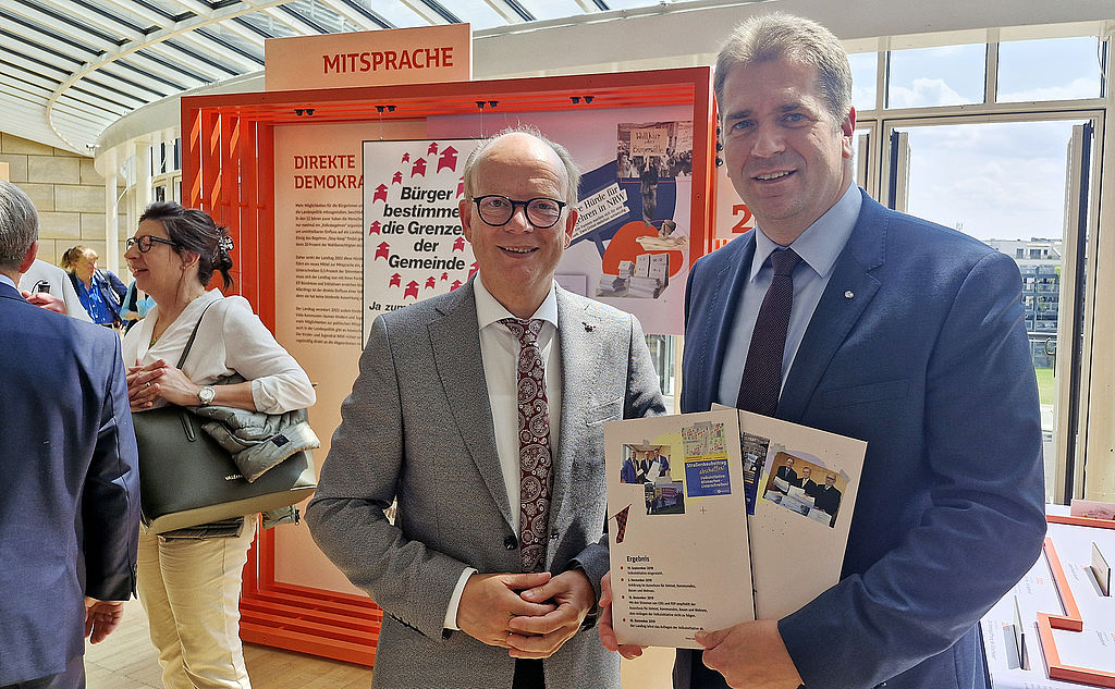 Landtagspräsident André Kuper (l.) mit Rik Steinheuer, Vorsitzender des Bundes der Steuerzahler Nordrhein-Westfalen. Zwei Männer in einer Ausstellung im Landtag NRW in Düsseldorf