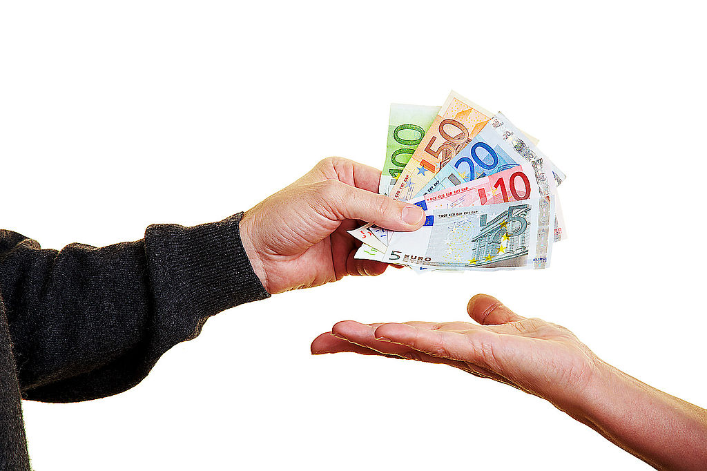 Geldscheine auf die Hand geben