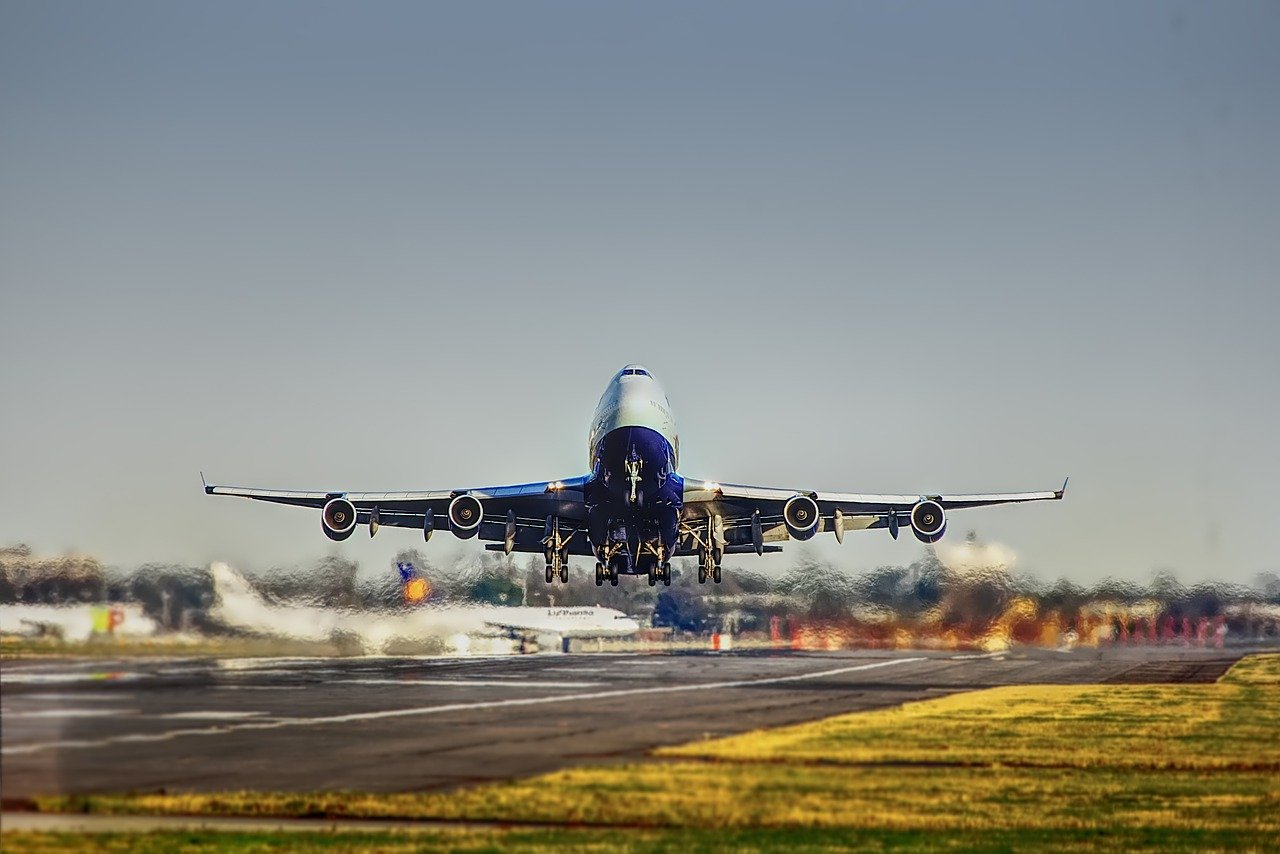 Ein Flugzeug startet