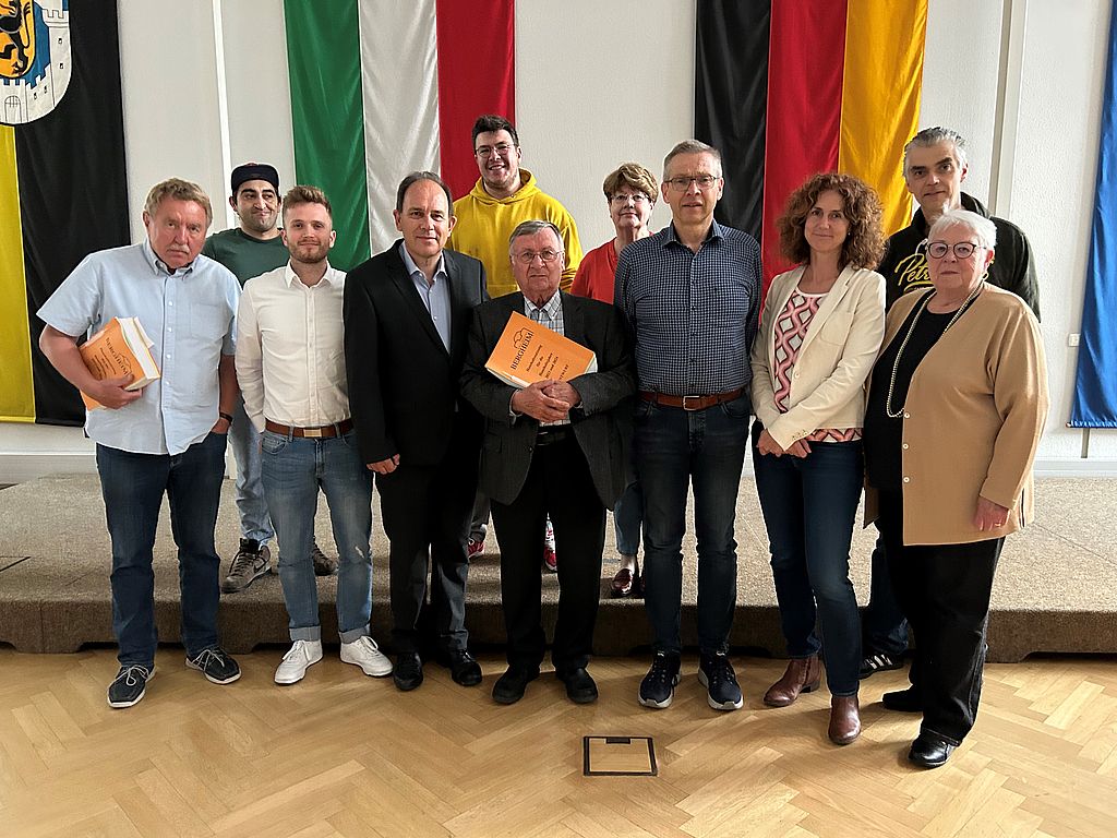 Der Stellvertretende BdSt-Vorsitzende Eberhard Kanski (4.v.l.) und Joscha Slowik (3.v.l., Experte für kommunale Haushalte beim BdSt NRW) beim Besuch in Bergheim.